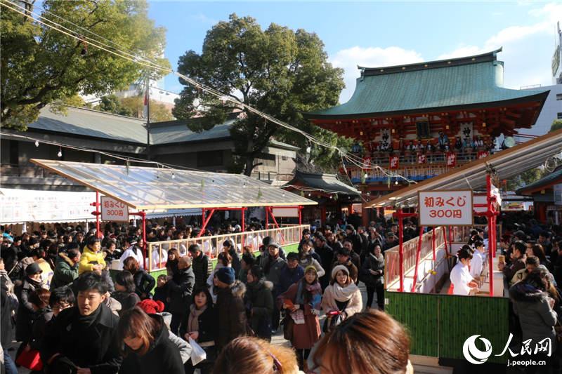 大勢の參拝客で賑わう生田神社