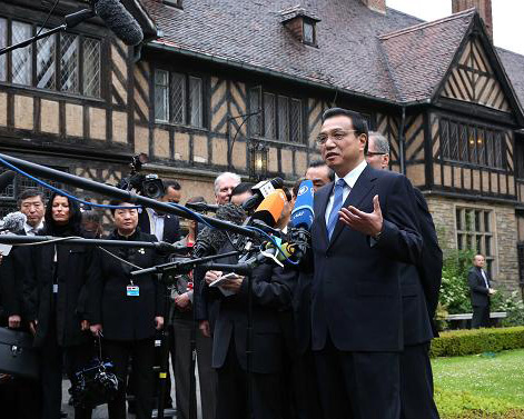 李克強(qiáng)総理が4カ國歴訪李克強(qiáng)総理はインドのシン首相、パキスタン政府、スイスのマウラー大統(tǒng)領(lǐng)、ドイツのメルケル首相の招待で5月19日から27日にかけて4カ國を公式訪問した。今回の訪問は李克強(qiáng)氏が総理就任後初の外遊であり、國內(nèi)外から注目されていた。