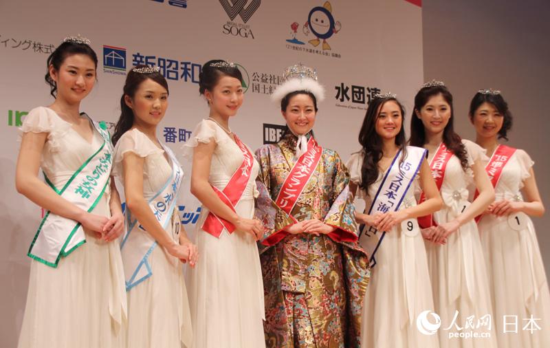 左から順に、ミス日本「みどりの女神」の佐野加奈さん、ミス日本「水の天使」の柴田美菜さん、「和田靜郎特別表彰ミス日本」の畠山愛理さん、「ミス日本」の芳賀千里さん、ミス日本「海の日」の大河南都子さん、ミス日本「ミス著物」の倭早希さん、「準(zhǔn)ミス」の秋山果穂さん