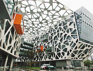  
     
    　9月の10大ホットワードが発表　アリババがトップ

       中國最大、世界第2位のインターネットサービス企業(yè)であるアリババは、馬雲(yún)(ジャック?マー)現(xiàn)會長が1999年に、企業(yè)間電子商取引をサポートするマッチングサイトを創(chuàng)設(shè)し、急成長した。その後、同社は多元化されたインターネットサービスを設(shè)置して、世界のネットユーザーに便利な商取引のルートを提供している。

★「阿里巴巴(アリババ)」    ★「スコットランド」    ★「鋒菲戀」★「監(jiān)獄風雲(yún)」    ★「iPhone 6」    ★「21世紀網(wǎng)」★「2014年インチョンアジア大會」    ★「全國假日弁」★「イグノーベル賞」    ★「下水油(地溝油)」