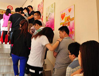  
     
    　5月の10大ホットワードが発表　「集中結(jié)婚」など

       集中結(jié)婚とは、特定の時期や日に生じる結(jié)婚ブームのことを指し、バレンタインデー、三連休、七夕などには、婚姻手続きをする人の行列が生じやすい。5月20日と21日は中國語の語呂が良いことから、集中結(jié)婚現(xiàn)象が発生した。2014年5月20日の発音は、「きみのことを一生愛している」に聞こえることから、多くのネットユーザーが支持する愛の記念日になった。

★「集中結(jié)婚」    ★「インラック」    ★「CICA」★「ディープ?スプリングス?カレッジ」    ★「UEFAチャンピオンズリーグ」★「黃海波」    >★「汗血馬」    ★「渡辺淳一」★「劉漢」    ★「ウルムチ5.22自動車テロ爆破事件」