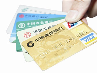  
     
    　2月の10大ホットワードが発表　月欠族などが入選

       「月欠族」は、月末までにお金を使い果たし、前借りをして消費をする人を指す。月欠族は80後（80年代生まれ）?90後（90年代生まれ）の若者が中心で、「親のすねかじりをやめないうちに、月欠族に堂々と仲間入り」という言葉はこの世代の新社會人の生活を示している。

★「月欠族」    ★「老啃族」    ★「裸の正月」★「年越し恐怖癥」    ★「長期連休後の退職ブーム」    ★「シャーリー?テンプル」★「ファミリー向け作品」    ★「ケータイ三賤客」★「バッタ駆除運動」    ★「東莞式サービス」