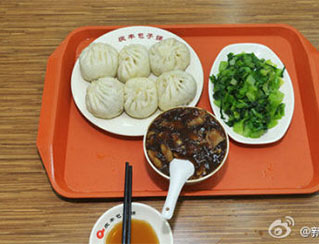  
     
    　1月の10大ホットワードが発表　トップは「主席セット」

       昨年12月28日、北京市內(nèi)の月壇北街にある包子（肉まん）の老舗「慶豊包子舗」を、習近平総書記が電撃訪問。ネギ豚まん6個とレバー炒め、からし菜を一般客に混ざって購入し、これらが「主席セット」と呼ばれ、大人気になった。

★「主席セット」    ★「馬上體」    ★「邵逸夫」★「最強大脳」    ★「政治を重んじる」★「極地観測船『雪竜號』」    ★「社會扶養(yǎng)費」    ★「極渦」★「ネット上のダフ屋」    ★「ネット上のダフ屋」