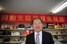 在日同胞の皆様方に謹んで新春のご挨拶を申し上げます。偉大なる祖國がさらに繁栄し、さらなる高みへと発展することをお祈り申し上げます。