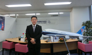 中國伝統(tǒng)の祝祭日春節(jié)を目前に控え、南方航空日本支社一同、心より新春のご挨拶を申し上げます。2015年、弊社は東京羽田―広州、貴陽、南寧間、東京成田―鄭州、武漢、長沙、ハルビン間および大阪発の複數(shù)の中日間直行航路を就航させてまいります。さらに廈門（アモイ）航空と四川航空は、東京、大阪と廈門、成都間等を結ぶ新しい航路を就航させる運びとなりました。今後もより便利で快適な訪日の旅を皆様にご提供できることを願って止みません。