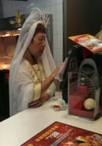 臺灣のマクドナルド店員、「観音様」に扮してサービス提供