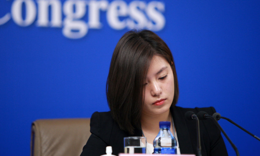 「両會(huì)」（全國(guó)人民代表大會(huì)?全國(guó)政協(xié)會(huì)議）で活躍する女性通訳者の流暢な外國(guó)語(yǔ)や美しい容姿は「両會(huì)」獨(dú)特の風(fēng)物詩(shī)であり、取材記者のカメラが追いかける「焦點(diǎn)」にもなっている。