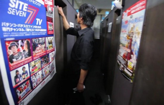 日本「ネットカフェ難民」　わずか3平方Mの空間で生活