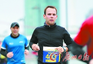 過去にマラソンに參加していたルビッツ副操縦士（資料畫像）