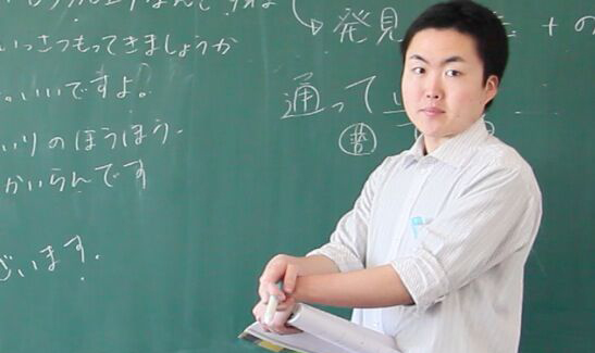 第12回內(nèi)モンゴルで活躍するJICAボランティア——日本語教師　浦井智司さん　開発途上國の経済?社會の開発を支援するため、資金的?技術(shù)的な協(xié)力を展開する國際協(xié)力機(jī)構(gòu)（JICA）。JICAは「青年海外協(xié)力隊(duì)」と呼ばれるボランティアを世界各地に派遣し、現(xiàn)地の人々とともに、その國や地域が抱える問題の解決に取り組んでいる。今回は、內(nèi)モンゴル自治區(qū)赤峰市內(nèi)に位置する赤峰學(xué)院で、日本語教師として活躍する浦井智司さんへの訪問取材を行った。[日本語版]  [中國語版]  