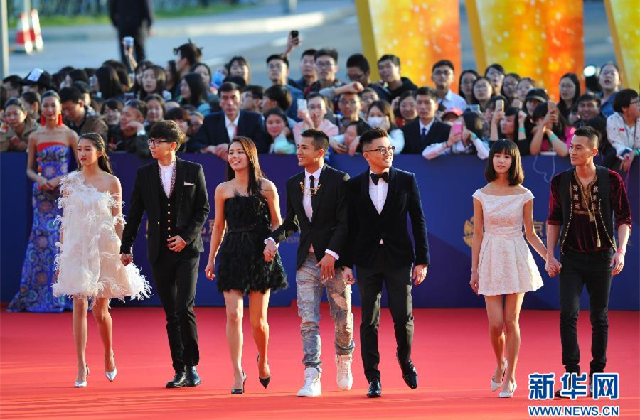 「左耳」の出演者らが開(kāi)幕式に登場(chǎng)