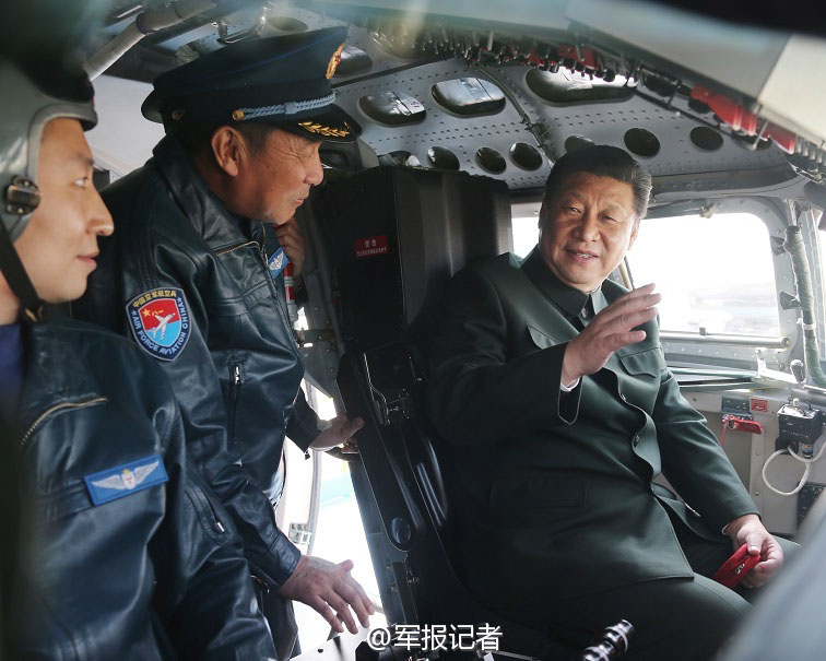 習近平総書記が駐西安部隊を視察、新型戦闘機の體験を寫真で公開