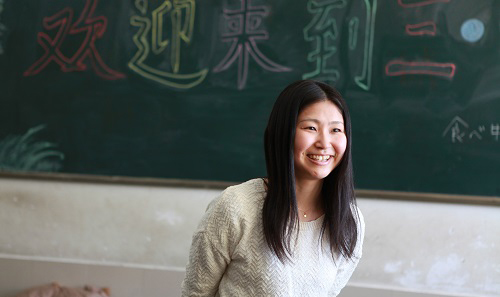 第13回內(nèi)モンゴルで活躍するJICAボランティア——日本語教師　熊谷彰子さん　開発途上國の経済?社會の開発を支援するため、資金的?技術(shù)的な協(xié)力を展開する國際協(xié)力機(jī)構(gòu)（JICA）。JICAは「青年海外協(xié)力隊(duì)」と呼ばれるボランティアを世界各地に派遣し、現(xiàn)地の人々とともに、その國や地域が抱える問題の解決に取り組んでいる。今回は前回に引き続き、內(nèi)モンゴルで活躍する日本語教師熊谷彰子さんをご紹介したい。[日本語版]  [中國語版]  