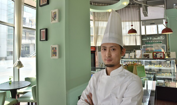 第14回北京で輝く日本人パティシエ　森田峻亮さん　北京市內(nèi)に、日本人パティシエが営む洋菓子店がある。ロールケーキを看板商品に、中國人を中心に近年人気を集めている。今回はこの洋菓子店「Booth's cake」のオーナーシェフ、森田峻亮さんをご紹介したい。[日本語版]  [中國語版]  
