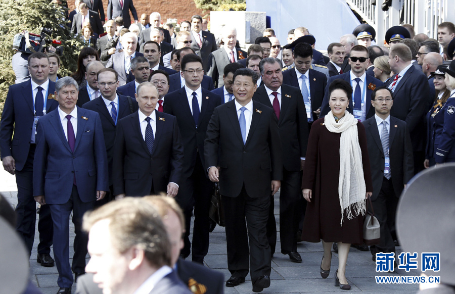 習(xí)近平國家主席夫妻　ロシア無名戦士の墓に獻(xiàn)花