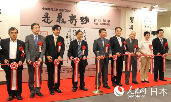 開幕式のテープカットを行う來賓