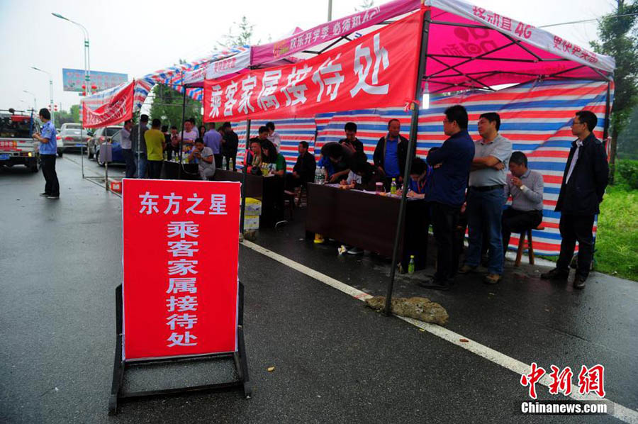 寫真は4日、湖北省監(jiān)利県高速道路出口近くの客船「東方之星」乗客家族の待機(jī)場所。