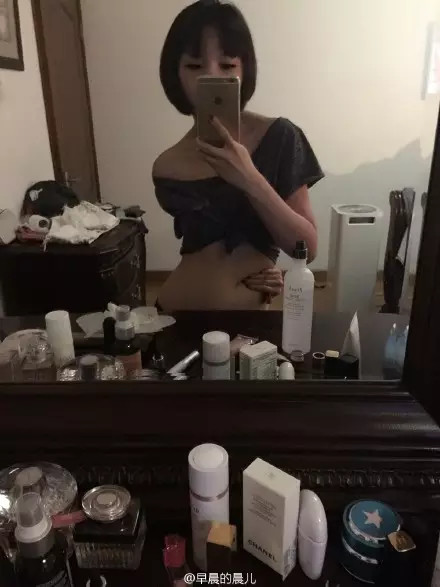 背中から手を回しておへそに觸るとよいスタイル？