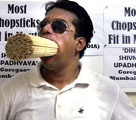 世界一の大口のインド人男性、208本の箸をくわえて世界記録樹立