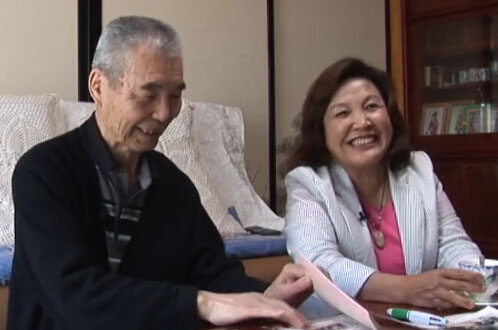 戦爭(zhēng)が生んだ特殊な家族　異父兄妹の肉親の情が戦爭(zhēng)の傷跡を癒す　異父兄妹である2人の母親は日本人、父親は日本人と中國(guó)人だ。戦爭(zhēng)によって一つ屋根の下に寄り添って暮らしたこの普通の家族は、戦爭(zhēng)が生んだ悲劇を體現(xiàn)している。しかし、縁あって家族となった2人の肉親の情は戦爭(zhēng)によってできた傷跡を互いに癒し合っている。