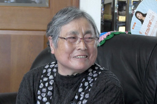 中國(guó)殘留孤児、中國(guó)人養(yǎng)父母からもらった愛(ài)を次世代に　殘留孤児の佐藤さんは、30年前に日本に帰國(guó)したという。素樸で親しみやすい人柄で、東北地方なまりの流暢な中國(guó)語(yǔ)を話すため、一瞬、中國(guó)の東北地方に來(lái)たような感覚を覚えた。佐藤さんと唐さんはいずれも中國(guó)東北地方出身で、同じような家庭的背景を持つことから、交流を深めてきたという。唐さんは佐藤さんのことを親しみをこめて「老娘（お母さん）」と呼ぶ。...