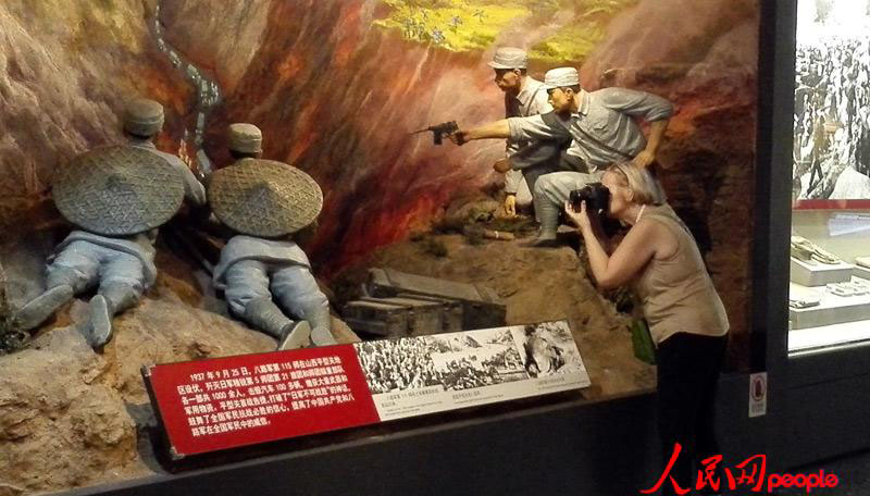 駐中國大使を含む外國人約500人が抗日戦爭(zhēng)館を見學(xué)