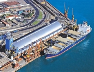           海外に進(jìn)出した中糧集団「世界を買(mǎi)い、世界を売る」        中糧集団有限公司（COFCO）は今や世界レベルの食品會(huì)社であり、一連のデータからその勢(shì)いがうかがえる。資産は700億ドル（約8兆6604億円）以上、在庫(kù)量は3100萬(wàn)トン、年間加工量は8400萬(wàn)トン、通関地點(diǎn)での年間中継量は5300萬(wàn)トン。資産と関連機(jī)関は60數(shù)カ國(guó)?地域に分布し、業(yè)務(wù)の展開(kāi)先は140數(shù)カ國(guó)?地域に上る。　■総合産業(yè)チェーン   2009年には総合産業(yè)チェーンの構(gòu)築戦略をうち出した。世界に広がる資産や営業(yè)のネットワークを通じ、世界の4分の1以上の人口の食卓と世界の農(nóng)場(chǎng)とを緊密に結(jié)びつけるという戦略だ。   　■グローバル配置   買(mǎi)収や再編を通じ、同集団は世界最大の食糧生産地である北中南米と世界最大の食糧ニーズの増加を抱えたアジアの新興市場(chǎng)との間に、安定した食糧需給のルートを構(gòu)築した。