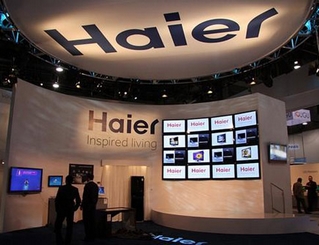           ハイアール、日本の白物家電の外資トップブランドに        日本で最も長(zhǎng)い歴史を持つという家電系オンラインマガジン「家電WATCH」の阿部夏子編集長(zhǎng)は、家電分野で手強(qiáng)いライバルのいる日本でハイアールが伸びているのは、消費(fèi)者のニーズを捉え、不必要な機(jī)能を落とし、簡(jiǎn)単で割安の商品を開(kāi)発しているためだと分析する。ハイアールは日本の家電界に革命を起こしており、同社が今後どのような優(yōu)れた製品を打ち出すかに期待が集まっている。　■製品の海外進(jìn)出から企業(yè)の海外進(jìn)出へ 國(guó)際市場(chǎng)の道を選択   ハイアールが1998年に國(guó)際化戦略を開(kāi)始し、製品の海外進(jìn)出から企業(yè)の海外進(jìn)出への道を選んだことである。   　■ニッチな卓上冷蔵庫(kù)から3000ユーロ近い豪華冷蔵庫(kù)へ 中高級(jí)のイメージ定著   ハイアールは國(guó)際市場(chǎng)で徐々に力を蓄え、研究開(kāi)発?設(shè)計(jì)?製造?マーケティングの各能力は、國(guó)際的な家電ブランドと肩を並べるようになり、ニッチ化?差別化に偏っていた製品路線も中高級(jí)路線へと転換しつつある。