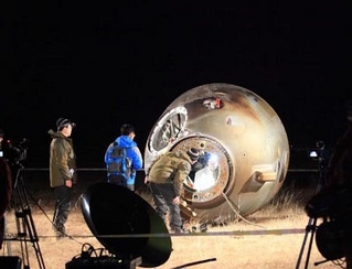           中國(guó)航天科技集団　宇宙精神発揚(yáng)で中國(guó)を世界水準(zhǔn)に        「宇宙精神を発揚(yáng)し、イノベーションの飛躍を?qū)g現(xiàn)する」。これは中國(guó)の宇宙航空事業(yè)のリーダー?中國(guó)航天科技集団公司の姿であり、誇りとするに足る國(guó)の「名刺」だといえる。　■品質(zhì)は確実 宇宙精神発揚(yáng)で100％合格製品を開(kāi)発   これまで中國(guó)航天科技集団公司が研究開(kāi)発した「長(zhǎng)征2號(hào)Ｆ」は11回の打ち上げにすべて成功して100％の成功率に達(dá)し、中國(guó)の「神箭ブランド」の偉容を世界に示した。このロケットは宇宙航空史上初の有人次世代キャリアロケットであり、各種の総合的な技術(shù)性能は世界のトップレベルに達(dá)している。   　■中國(guó)の宇宙航空事業(yè)は巨大な無(wú)形資産になった   宇宙航空技術(shù)は中國(guó)の宇宙航空事業(yè)に力強(qiáng)いエンジンを與えただけでなく、イノベーションを繰り返して、経済や社會(huì)にグリーンで力強(qiáng)いエネルギーを與えてもいる。