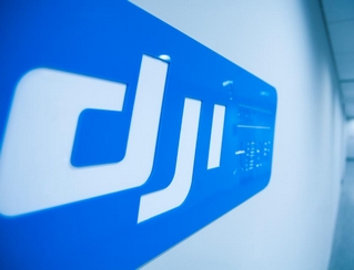           ドローンで世界に羽ばたく大疆創(chuàng)新の発展の秘密        中國(guó)大疆創(chuàng)新公司（DJI）の名前は一夜にして有名になった。1年前までは、誰(shuí)も聞いたことがない無(wú)名の存在だった商用無(wú)人航空機(jī)（ドローン）の研究開(kāi)発?製造會(huì)社は、2014年に世界中に名聲をとどろかせる企業(yè)となった。自社開(kāi)発?製造した各種シリーズのドローン製品が英エコノミスト誌の「世界を代表するロボット」の1つに選ばれた...　■製品開(kāi)発に専念する會(huì)社   大疆創(chuàng)新のこれまでの発展の道のりを紐解くと、研究?開(kāi)発に専念していた最初の3年間を除いて、2009年から今まで毎年新しい製品を発表し続けている。   　■最高を追求する創(chuàng)始者   創(chuàng)業(yè)間もない大疆創(chuàng)新は利潤(rùn)率が最高の時(shí)に、自主的に企業(yè)のモデルチェンジを図り、価格単価を下げた。2015年の年初、會(huì)社の年會(huì)で、創(chuàng)始者は「大疆創(chuàng)新の企業(yè)理念」を発表した。