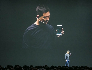           楽視の攜帯が初登場(chǎng)　低価格戦略でアップルに対抗        楽視の攜帯電話(huà)新製品発表會(huì)が14日、中國(guó)?北京と米國(guó)?シリコンバレーで同時(shí)に行われた。今回初めて楽視が発売する攜帯電話(huà)は現(xiàn)在市場(chǎng)で一番人気の高いアップル社に対抗するものだ。　■テーマ   「限界を突破 生態(tài)化學(xué)反応」   　■価格   楽視の攜帯電話(huà)の価格は1499元（約2萬(wàn)8861円）   楽視スーパー攜帯Proの価格は2499元（約4萬(wàn)8115円）