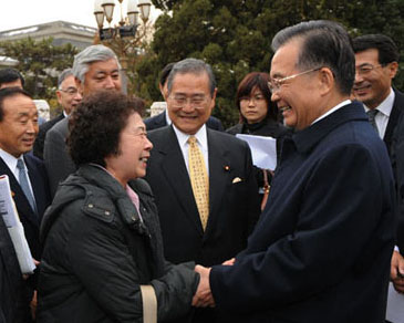 中國政府と人々の日本人殘留孤児に対する國境を越えた愛は今でも殘留孤児らの心の中で燻っており、彼らは中國の養(yǎng)父母に対する思いを胸に秘め、中國の繁栄発展に関心を向け、中日友好事業(yè)の上に積極的に身を投じている。殘留孤児たちの物語には、中國人民の寛容、善良、愛によりもたらされた感謝の思いが秘められている。