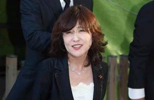 2013年8月15日、稲田朋美行政改革擔(dān)當(dāng)大臣