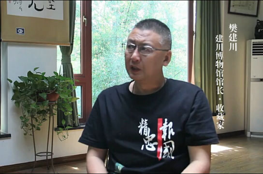 建川博物館館長(zhǎng)「平和のために、戦爭(zhēng)を収蔵する」　「平和のために、戦爭(zhēng)を収蔵する。未來(lái)のために、教訓(xùn)を収蔵する。安寧のために災(zāi)難を収蔵する。伝承のために、民俗を収蔵する」その理念の中には館長(zhǎng)の「平和への思い」が貫かれていた。軍人家庭に生まれた樊建川館長(zhǎng)は、父に語(yǔ)り継がれた戦爭(zhēng)の記憶やその人生に觸発されて「戦爭(zhēng)を収集する」ことへの興味を強(qiáng)め、十?dāng)?shù)年にわたり、戦爭(zhēng)の記録を留めることが館長(zhǎng)の人生における重要な一部となった。