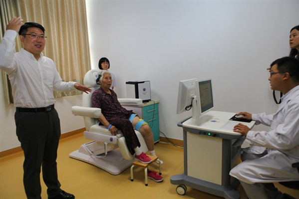 念じることで制御するリハビリロボット、「神工2號(hào)」が臨床応用に