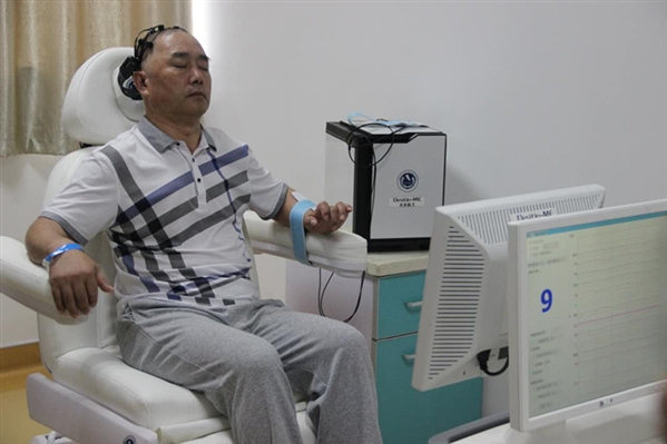 念じることで制御するリハビリロボット、「神工2號」が臨床応用に