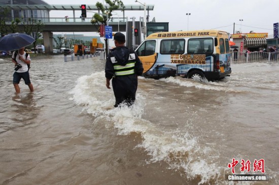 臺(tái)風(fēng)15號(hào)直撃で「海」と化した上海 、ネットユーザー「空港に船で行く」