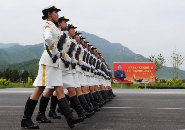 軍事パレード初參加の女性兵士、モデルコンテストで入賞経験者も