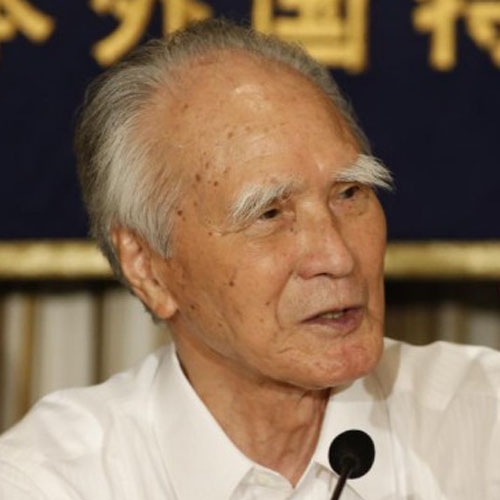 
村山富市氏は1924年、大分県の普通の漁民
の家庭に生まれた。日本の歴代首相の中でも屈指の
「平民首相」であり、第2次大戦のアジアの被害國に首相
として謝罪の言葉を語った2人目の政治家でもある。村山氏は1995年8月15日、歴史に殘る戦後50年談話を発表し、歴史問題に結(jié)論を下した。この談話は、日本の歴代內(nèi)閣に踏襲されている。村山氏は政界引退後も、平和事業(yè)
に力を盡くし、今も活発に活動している。       
    
    
                                             

　　植民地支配と侵略によって、多くの國々、とりわけアジア諸國の人々に対して多大の損害と苦痛を與えました。私は、未來に誤ち無からしめんとするが故に、疑うべくもないこの歴史の事実を謙虛に受け止め、ここにあらためて痛切な反省の意を表し、心からのお詫びの気持ちを表明いたします。
