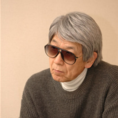 
ベトナム戦爭期間中、本多勝一氏は朝日新聞の
特派員として、ベトナム戦爭の前線を取材した。米
軍兵士の悪行とベトナムの庶民の悲慘な境遇を目の當(dāng)たりにし
た本多氏は、日本軍の中國侵略に思い當(dāng)たり、中國で調(diào)査を行うことを決めた。本多氏は繰り返し中國を訪れ、生存者を取材し、「中國の旅」や「南京への道」などを執(zhí)筆し、一連の報道によって日本軍の暴行を明らかにした?！副缓φ摺工茸预椁蛭恢盲扭堡皮い繎獒崛毡兢舜螭市n撃を與えた。

             

　　私が真実を明らかにしようとするのは、中國のためでも日本のためでもない。日本が危険な道を進(jìn)みつつあると考えるためである。
