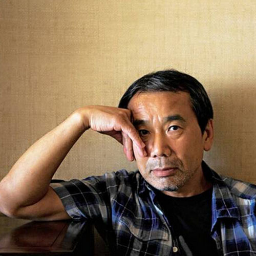 
村上春樹氏の多くの作品では、戦爭に対する嫌
悪が表現(xiàn)され、戦爭に対する見方が繰り返し述べられてきた。昨年11月の毎日新聞のインタビューでは、日本が歴史を直視する勇気を持たず、被害者であるとの意識を捨てられないことを批判した。今年4月には東京新聞などに掲載されたインタビューで再び、第2次大戦中の中國や韓國などの國々に対する侵略の歴史について、日本は相手國が納得するまで謝罪を続けるべきだと呼びかけた。             

　?。保梗矗的辘谓K戦に関しても２０１１年の福島第１原発事故に関しても、誰も本當(dāng)には責(zé)任を取っていないという気がする。　　日本人には自分たちが加害者でもあったという発想が基本的に希薄だし、その傾向はますます強(qiáng)くなっているように思います。
