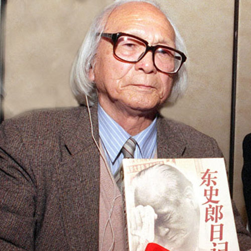 
1937年12月、日本軍第十六師団歩兵二十連隊(duì)
の上等兵として、東史郎氏は南京大虐殺に加わった。
東氏は1987年から、7回にわたって中國を訪れ、南京の
人々に跪いて謝罪した。さらに「東史郎日記」を出版して、自らと
その周囲の人々が犯した中國に対する罪を明らかにした?！溉毡兢瘟夹摹?#13;
とも呼ばれた東氏であったが、日記の出版後は日本の右翼の非難や威嚇に遭い、十?dāng)?shù)年にわたる裁判にも耐えなければならなかった。
    
    
    
    
    
                              
             

　　我々は日本軍の蠻行を反省しなければならない?！鹤耘啊护扦悉胜鹤允　护扦ⅳ搿Ｖ袊摔误wは銃剣で刺しても何とも思わず、自分の體は針で突かれただけで痛いと叫ぶような自分勝手な態(tài)度は改めなければならぬ。