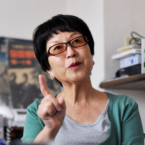 
1988年、松岡環(huán)氏は初めて南京を訪れて調(diào)査した。生存者の李秀英は松岡の手を取り、涙ながらに訴えた。
「日本軍は私の目の前で祖父母と、父母を殺した。この真相を日本
の若者にぜひ伝えてほしい」。松岡氏はこれを厳しく受け止め、約束した。
松岡氏は27年で80回余りにわたって日本と南京とを往復(fù)し、300人の南京大虐殺の生存者、南京侵略に參加した250人の日本軍元兵士の証言を集め、寫真や映像、文書を通じて、日本の人々に南京大虐殺の真相を伝えている。

             

　　歴史には厳密な論理がある。まず日本が侵略戦爭を発動し、加害者となり、それから被害者の一面も持つようになった。私は生徒に真相を知らせなければならないと考えている。そうしてこそ、大人になってから平和の尊さがわかるようになる。