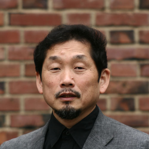 
早稲田大學(xué)のジャーナリズム學(xué)科での授業(yè)を通
じて、野中章弘氏は、學(xué)生が「日中戦爭」や太平洋戦爭の歴史をまったく知らないことに気付いた。野中氏は、將來記者になろうという人間が歴史を知らないのはだめだと考える一方、「日本では小學(xué)校から高校まで必要な歴史教育が欠けているためだ」と痛感した。野中氏はその後、學(xué)生を連れて中國での調(diào)査を始めた。抗日戦爭の遺跡を訪ねたり、體験者から聞いたりすることで、歴史の真実を?qū)W生らに教えている。

             

　　調(diào)査に參加した人は皆、日本が中國を侵略したことがわかるようになる。中國は、日本に一人の兵を派遣したこともないし、日本に戦爭を発動したこともない。これは100パーセントの侵略戦爭であり、（「日中戦爭」という）その呼び名も間違っている。