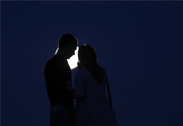 ヨーロッパの空にスーパームーンが出現