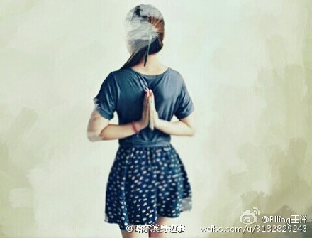 「背中に両手を回して攜帯を間に挾む」が話題に　「関節(jié)炎に注意」