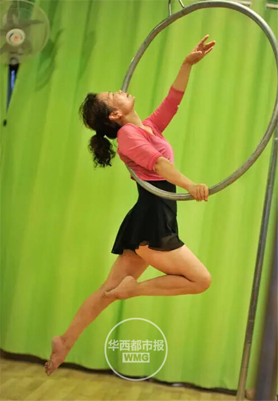 69歳の女性がポールダンスで金賞　中國(guó)