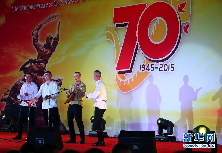 軍事パレードに參加する外國人兵士と中國人兵士が交流