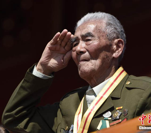 抗日戦爭老兵の隊(duì)列が閲兵を受ける隊(duì)列の先頭を進(jìn)行