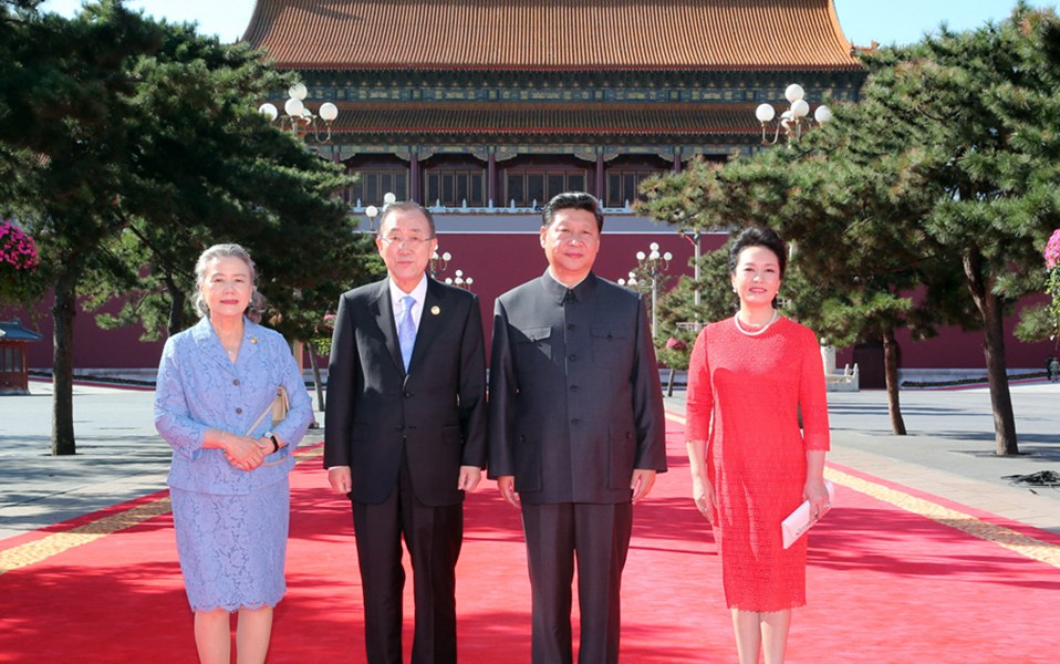 習(xí)主席は記念式典に出席する各國の首脳を迎える